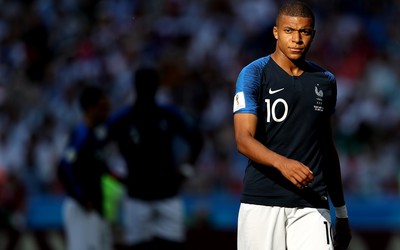 艾尚体育-加布里埃尔与对方球员赛后拥抱